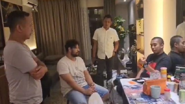 Ammar Zoni saat diamankan pihak Polres Jakarta Barat di apartemennya. SP/ JKT