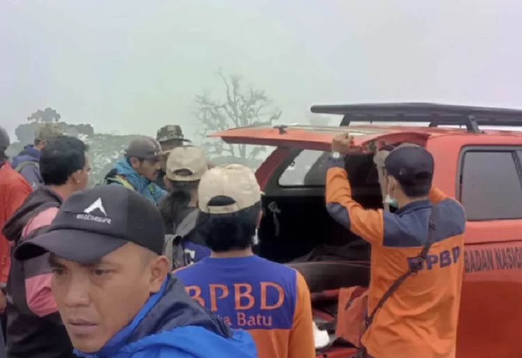 Evakuasi mahasiswa meninggal dunia di gunung Arjuno. SP/ Instagram @bpbd.kotabatu)