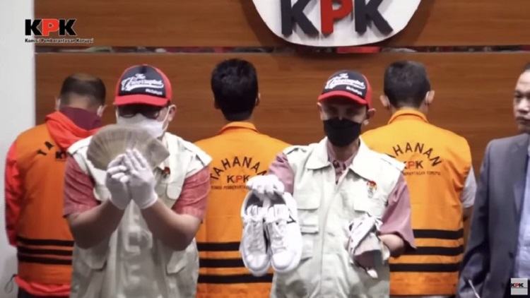 Konfrensi pers kegiaan tangkap tangan dugaan TPK pengadaan barangb dan jasa di Kota Bandung. SP/ (Tangkapan layar Youtube KPK)