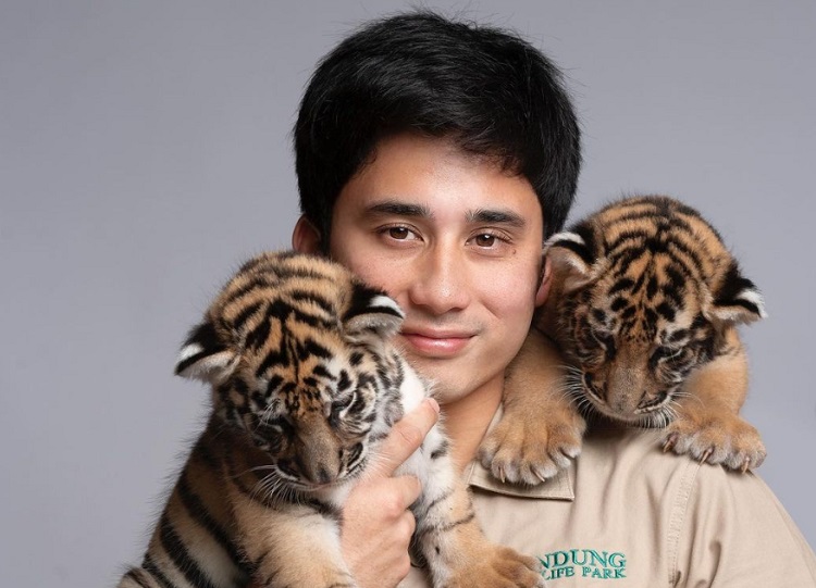 Alshad Ahmad berfoto bersama kedua anak harimau peliharaannya. SP/ JKT