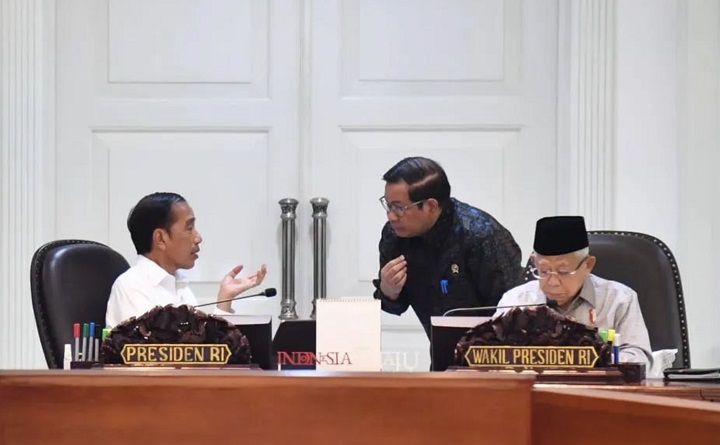 Presiden Joko Widodo saat memimpin rapat terbatas mengenai persediaan beras di istana Negara