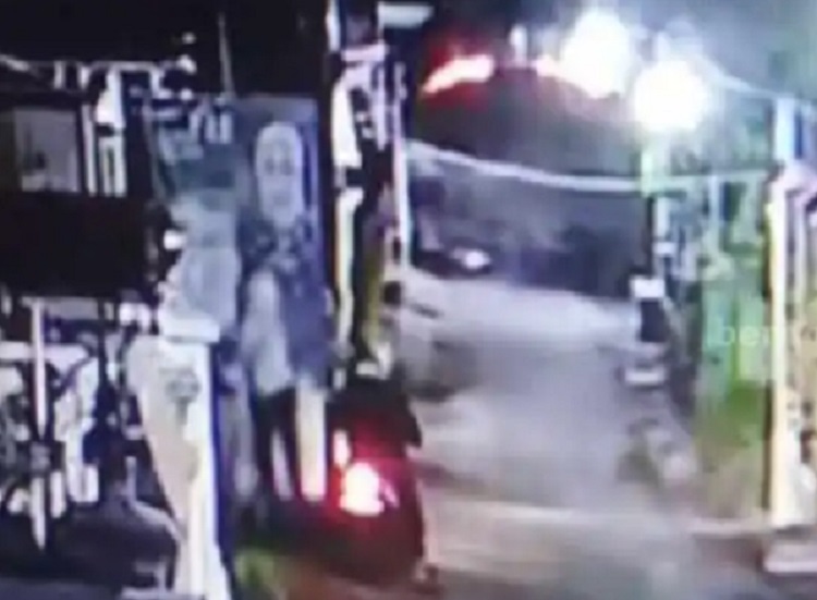 Tangkapan layar kamera CCTV pelaku perusakan puluhan APK caleg partai PAN di Kota Kediri. SP/ KDR