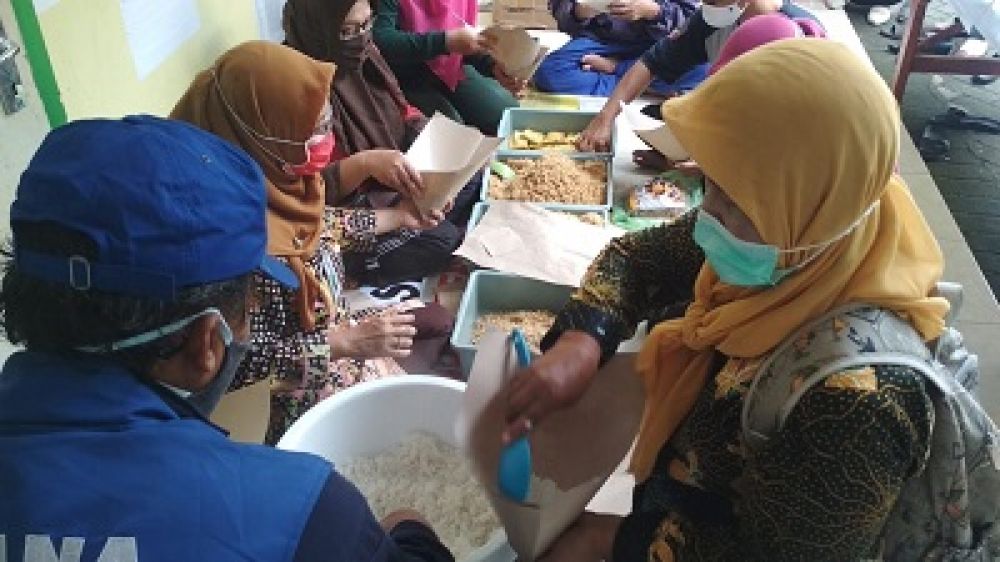 Suasana persiapan dapur umum di Balai Desa Plosokerep, Kecamatan Sumobito, Jombang. (SP/M. Yusuf) 