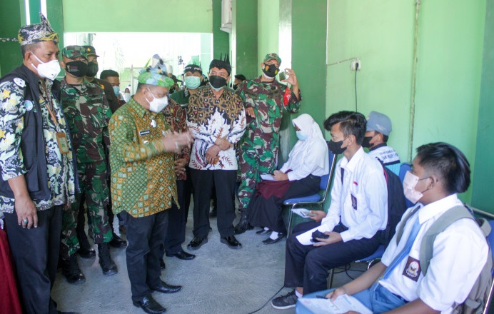  Bupati Situbondo Karna Suswandi bersama Forkopimda memantau PTM terbatas dan vaksinasi di SMKN 1 Panji. Kamis (26/8/2021) (SP/ANT/Novi H)