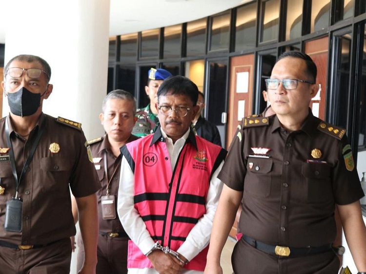 Mantan Menkominfo, Johnny G. Plate mengenakan rompi tahanan khas Kejagung berwarna pink di Lobi Gedung Bundar Kejagung, Jakarta. SP/ JKT