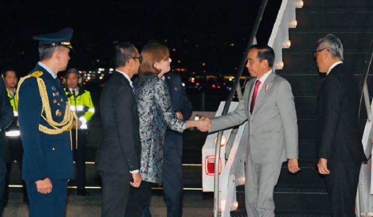 Presiden Joko Widodo (Jokowi) tiba di Bandara Internasional San Francisco, Amerika Serikat, sekitar pukul 09.35 WIB pada Rabu, (15/11/2023). Di San Francisco Presiden Jokowi akan menghadiri Konferensi Tingkat Tinggi (KTT) APEC. SP/ JKT