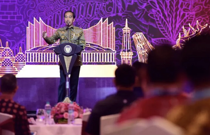 Jokowi Presiden memberikan arahan dalam acara Pertemuan Tahunan Industri Jasa Keuangan 2023, Senin (6/2/2023), yang berlangsung di Jakarta.