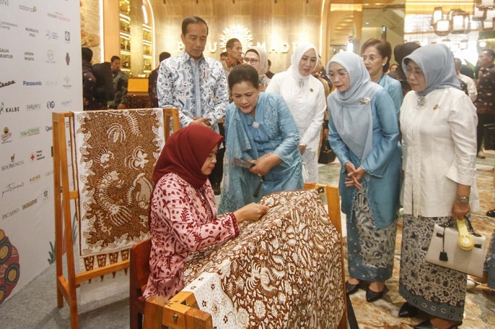 Momen Presiden Jokowi bersama Ibu Negara Iriana Jokowi menghadiri pembukaan Gelar Batik Nusantara 2023 di Senayan Park, Jakarta, Rabu (2/8/2023).