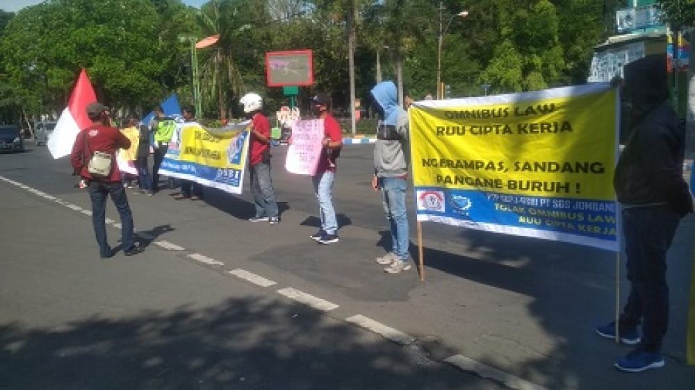 Buruh PT SGS Diwek saat melakukan aksi unras di depan kantor Disnaker Jombang. SP/M. Yusuf