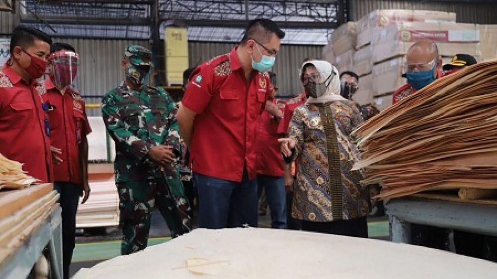 Bupati Jombang, Hj Mundjidah Wahab saat tinjau PT SGS. SP/M. Yusuf)