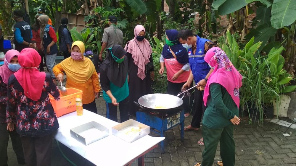 Suasana dapur umum di Balai Desa Plosokerep, Sumobito, Jombang. (SP/M. Yusuf) 

