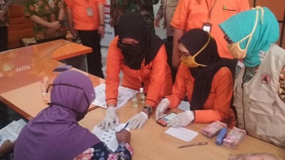 Situasi pencairan salah satu bansos tahap pertama. (SP/M. Yusuf/doc)