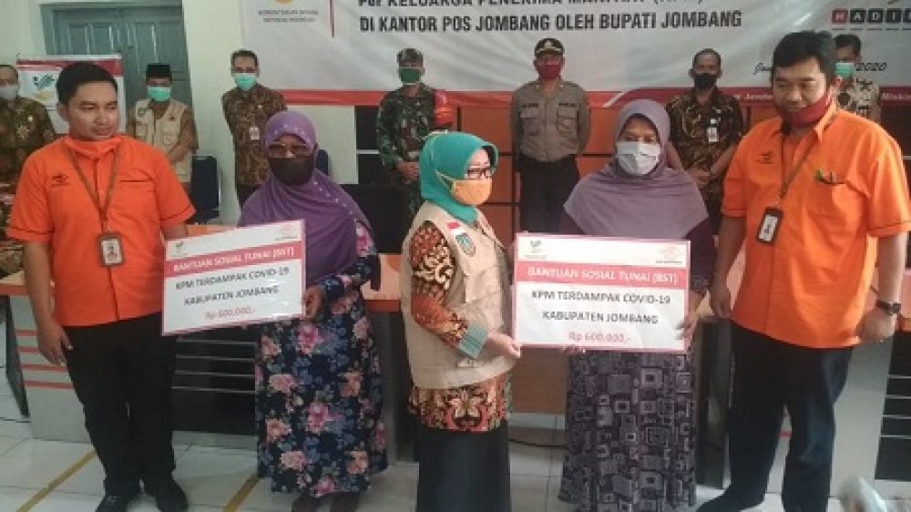 Penyerahan bansos tunai dari Kemensos oleh Bupati Jombang di Kantor Pos Jombang. (SP/M. Yusuf) 