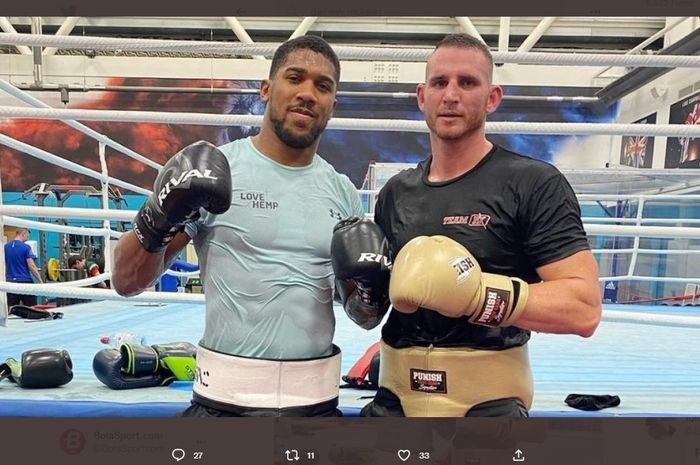 Anthony Joshua (kiri) dan Demsey McKean (kakan). Foto: Twitter (@BOXING_UK_).