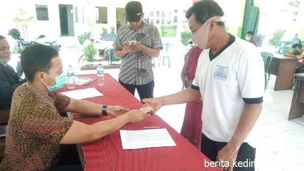 Warga Pagu saat menerima bantuan JPS