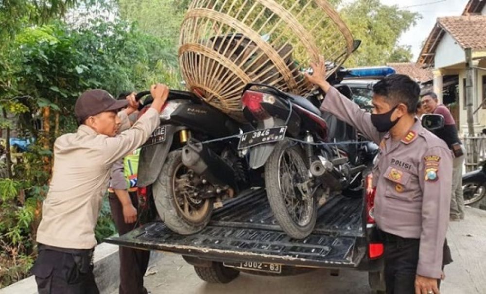 Petugas mengamankan barang bukti yang ditinggal pemiliknya saat digerebek petugas. 