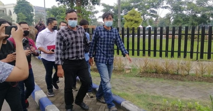 Nurhadi (baju biru bergaris) saat di Polda Jatim beberapa waktu lalu.