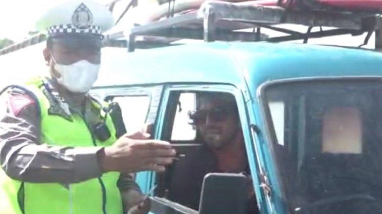 Polisi tilang WN Amerika Serikat yang kendarai angkot di Bali. SP/ Polresta Denpasar