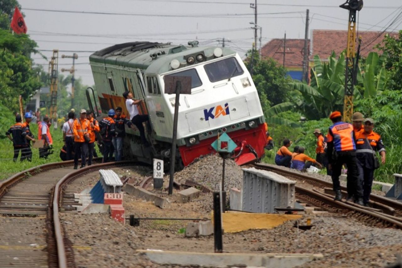 Beberapa petugas berusaha mengevakuasi KA Pandalungan relasi Gambir-Surabaya-Jember yang anjlok di Desa Tanggulangin, yang lokasinya beberapa meter menjelang Stasiun Tanggulangin, Minggu (14/1/2024).