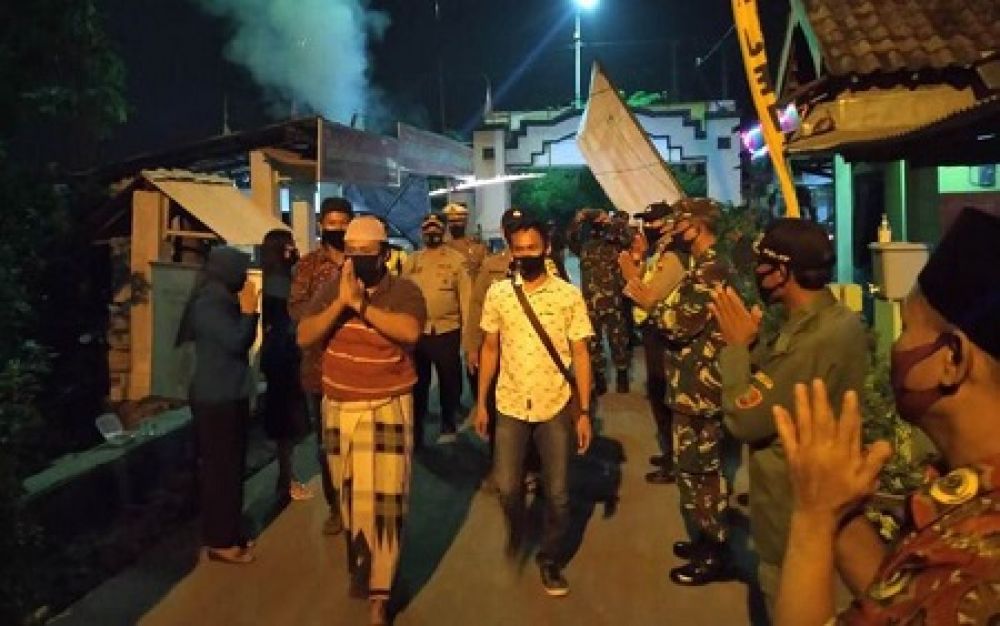 Kepulangan Joko Santoso, pasien yang dinyatakan sembuh dari Covid-19, disambut hangat dan meriah warga di Desa Bendung, Kecamatan Jetis, Selasa (7/7). SP/ JP