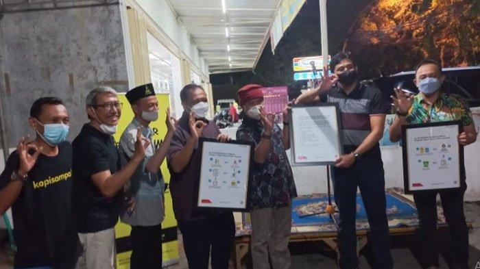 Perwakilan PT Pertamina Lubricants (PTPL), Production Unit Gresik bersama Sekda Kabupaten Gresik menyerahkan program kerjasama ngopi bayar sampah, Minggu (26/12/2021).