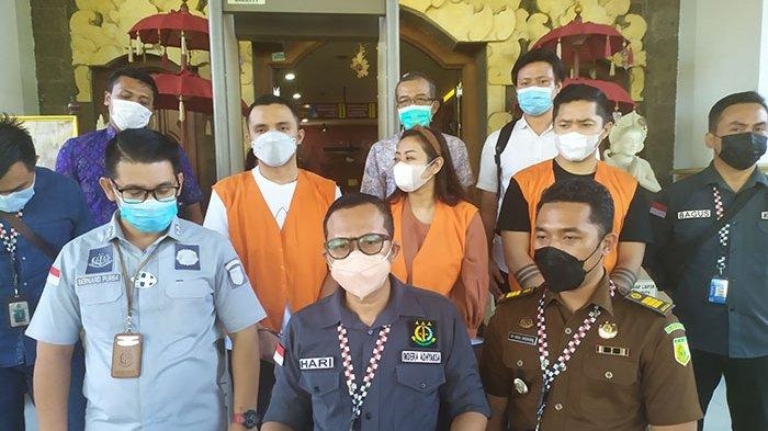 Kepala Seksi Intelijen Kejari Denpasar Kadek Hari Supriyadi saat memberikan keterangan kepada awak media.