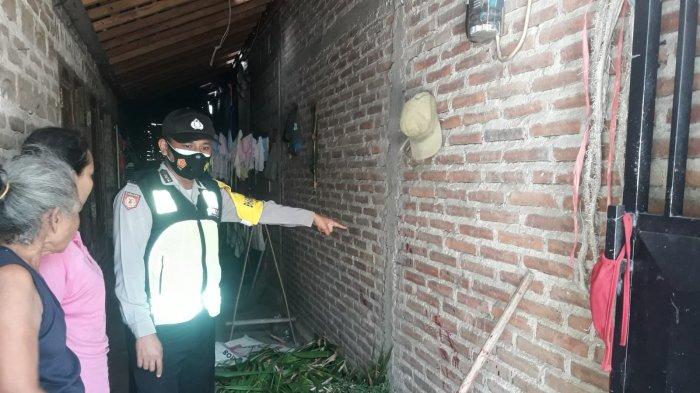 Polisi menunjukkan lokasi pelaku membacok korban. 