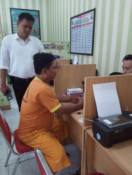 Pelaku pencabulan saat menjalani pemeriksaan. SP/ DECOM