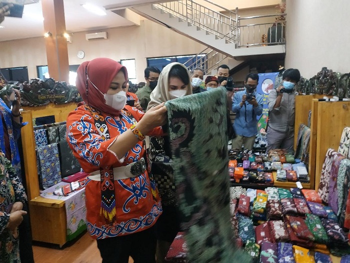 Ketua Dekranasda Kaltara Rachmawati Zainal saat melihat kerajinan batik didampingi Arumi Bachsin.SP/SUGENG