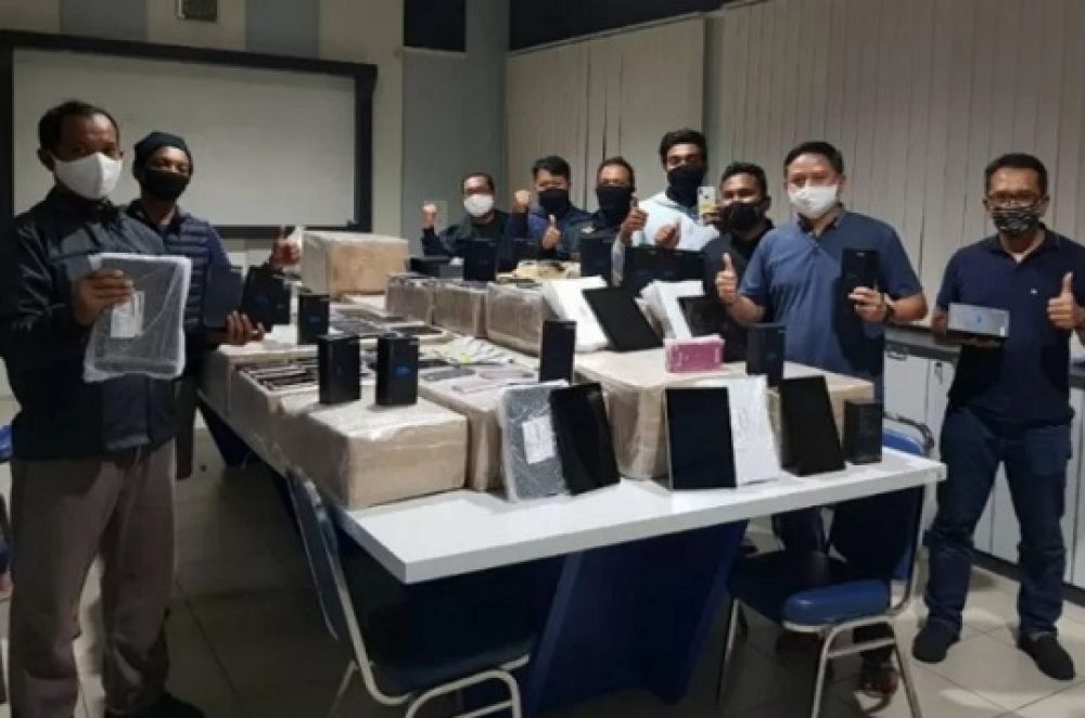 Petugas Direktorat Jenderal Bea Cukai (DJBC) Khusus Kepri menunjukkan barang bukti ribuan handphone ilegal yang disita