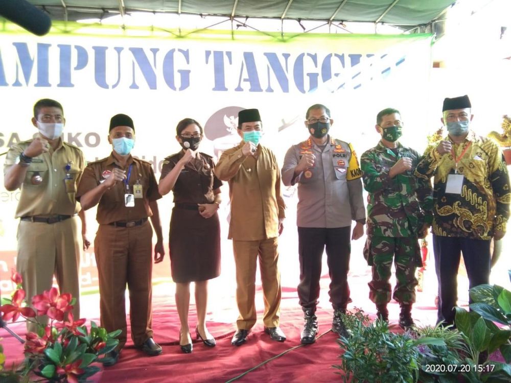 Wabup Sidoarjo Nur Ahmad dan Forkopimda saat launching kampung tangguh Desa Suko 
