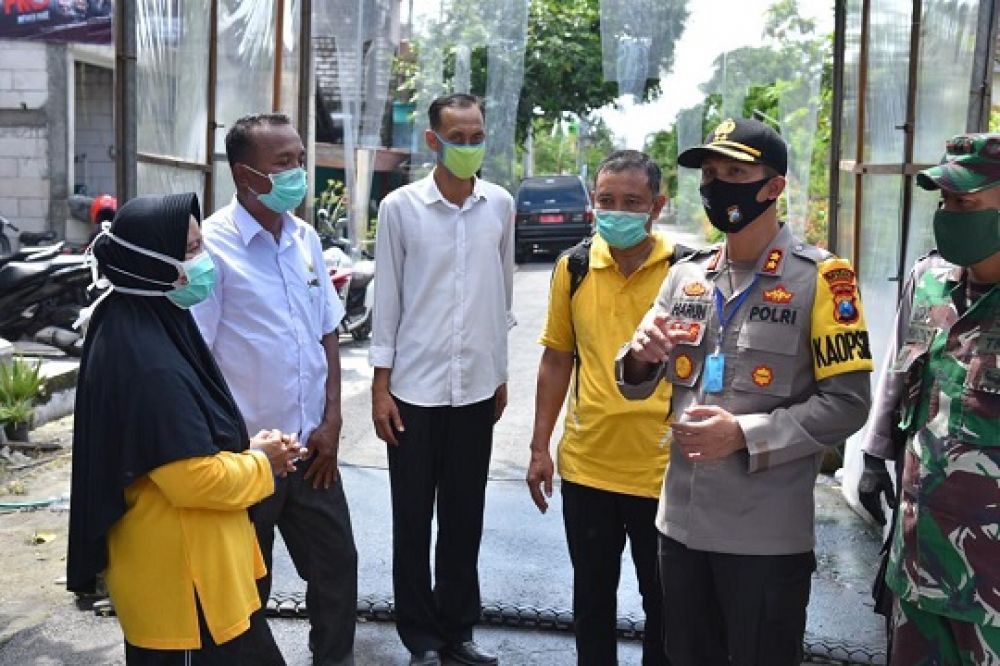 Kapolres Lamongan AKBP Harun saat melihat langsung Kampung Tangguh Covid-19. FOTO:SP/MUHAJIRIN KASRUN