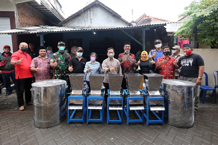 Warga Kampung Tempe Sukomanunggal I No. 16, Kecamatan Sukomanunggal, Surabaya menerima bantuan 15 tungku untuk merebus kedelai dan 5 unit mesin pemecah kedelai dari Pemkot Surabaya, Kamis (26/5).SP/ALQ