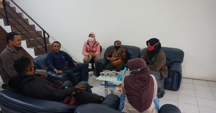 Emak-emak di Mojokerto melapor ke polisi mengaku tertipu investasi bodong dan umroh murah.