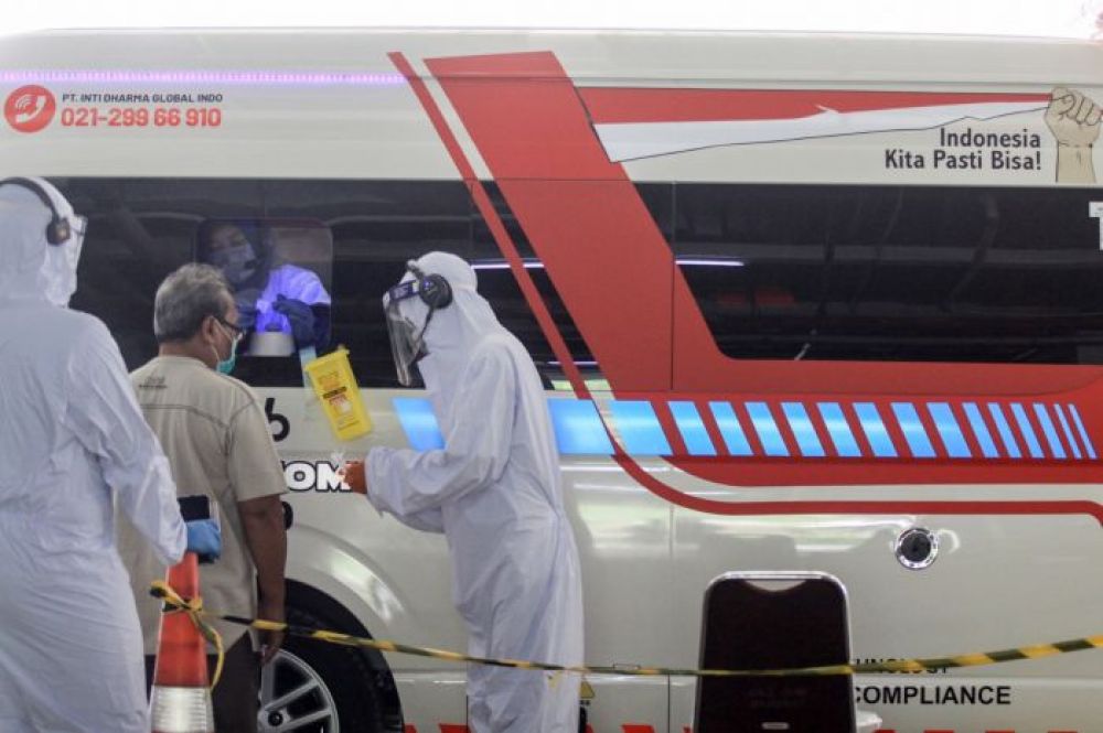 Warga mengikuti test swab Covid-19 menggunakan mobil tes polymerase chain reaction di RSUD Sidoarjo, Jawa Timur, Kamis (28/5/2020). SP/ant