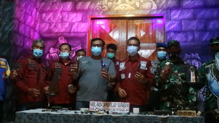 Petugas menunjukkan sejumlah barang berbahaya dan terlarang yang ditemukan usai penggeledahan di Lapas I Surabaya