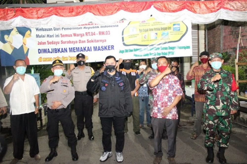 Kapolda Jatim Irjen Pol dr. Drs M Fadil Imran M.Si beserta rombongan mengunjungi Kampung Tangguh di Jalan Sidotopo II RW 04, Kecamatan Semampir, Senin (26/5/2020) malam. SP/tyan