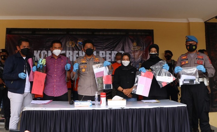 Polisi menunjukkan barang bukti saat rilis.