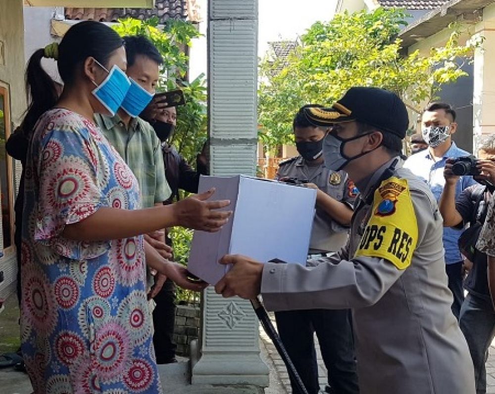 Kapolres serahkan sembako kepada warga. SP