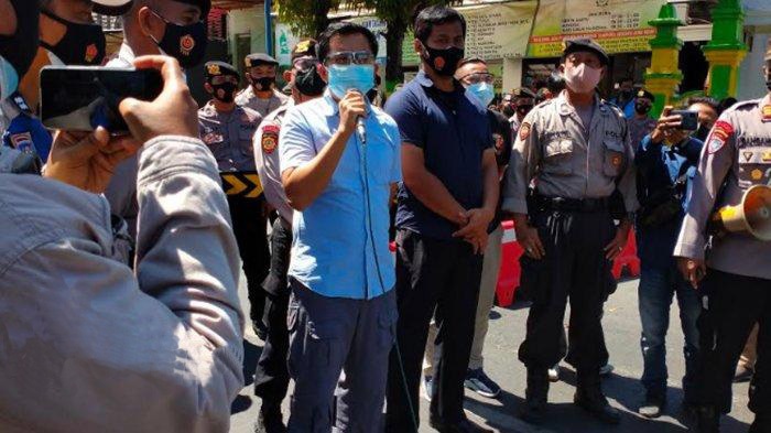 Kasatreskrim Polres Pamekasan AKP Tommy Prambana saat menemui massa aksi yang menggeruduk mapolres Pamekasan, Selasa (3/8).