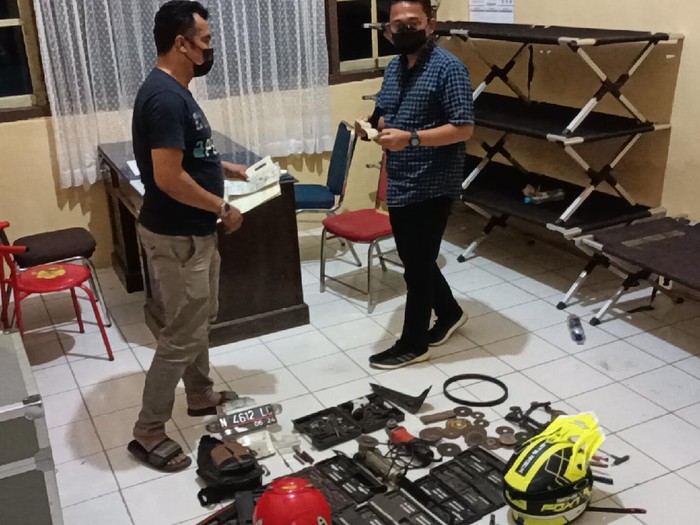 Sejumlah barang bukti yang diamankan polisi dari para pelaku.