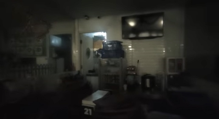 Petugas pemadam kebakaran saat langsung menangani food court TP 1 yang sumber api berasal dari kedai steak Moen-moen di lantai 5