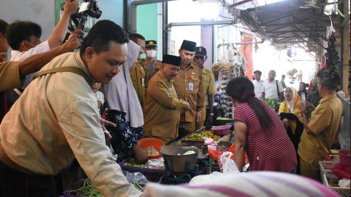 Bupati Situbondo Karna Suswandi bersama Forkopimda saat melakukan sidak ke pasar di Situbondo, Senin (3/4/2023). 