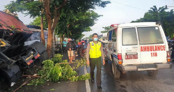 Truk trailer sampai nyungsep ke parit. SP/MUHAJIRIN KASRUN
