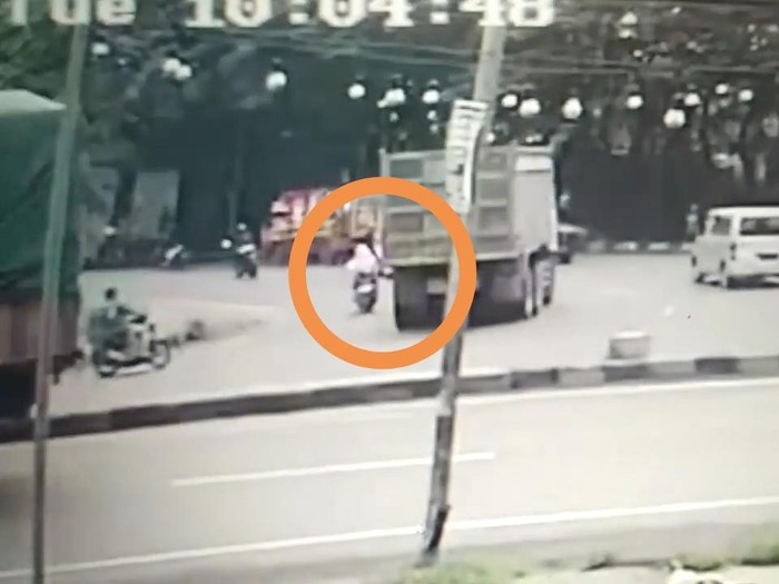 Tangkapan layar rekaman CCTV deti-detik sebelum kecelakaan terjadi.
