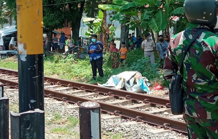 Sejumlah warga mengerumuni lokasi kecelakaan kereta di rel dekat Polsek Waru, Senin (27/9/2021). 