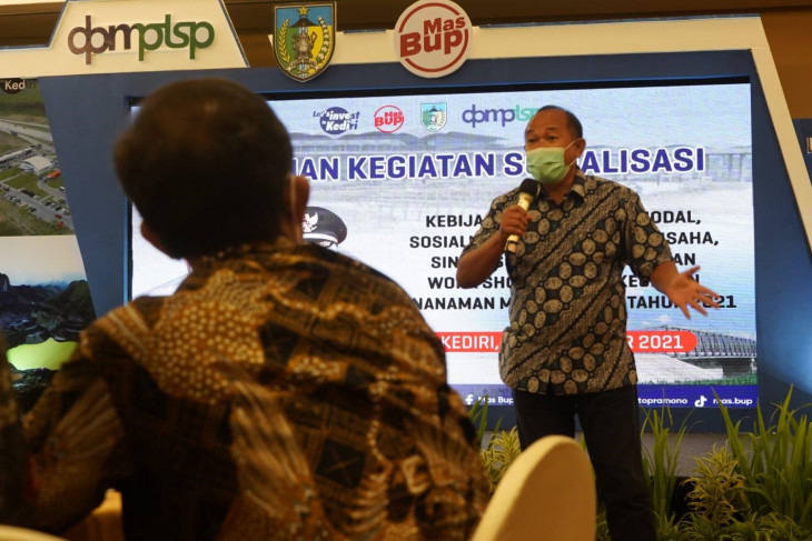 Kegiatan sosialisasi terkait dengan izin usaha oleh DPMPTSP Kabupaten Kediri, Jawa Timur. 