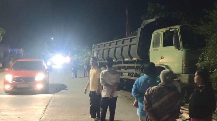 Warga sekitar saat mengevakuasi kejadian sopir truk yang menabrak warung milik Tukiyem di Kediri. SP/ KDR