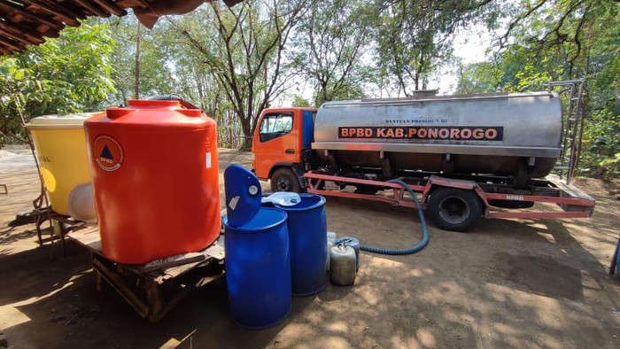 BPBD Ponorogo membagikan air bersih kepada warga. 