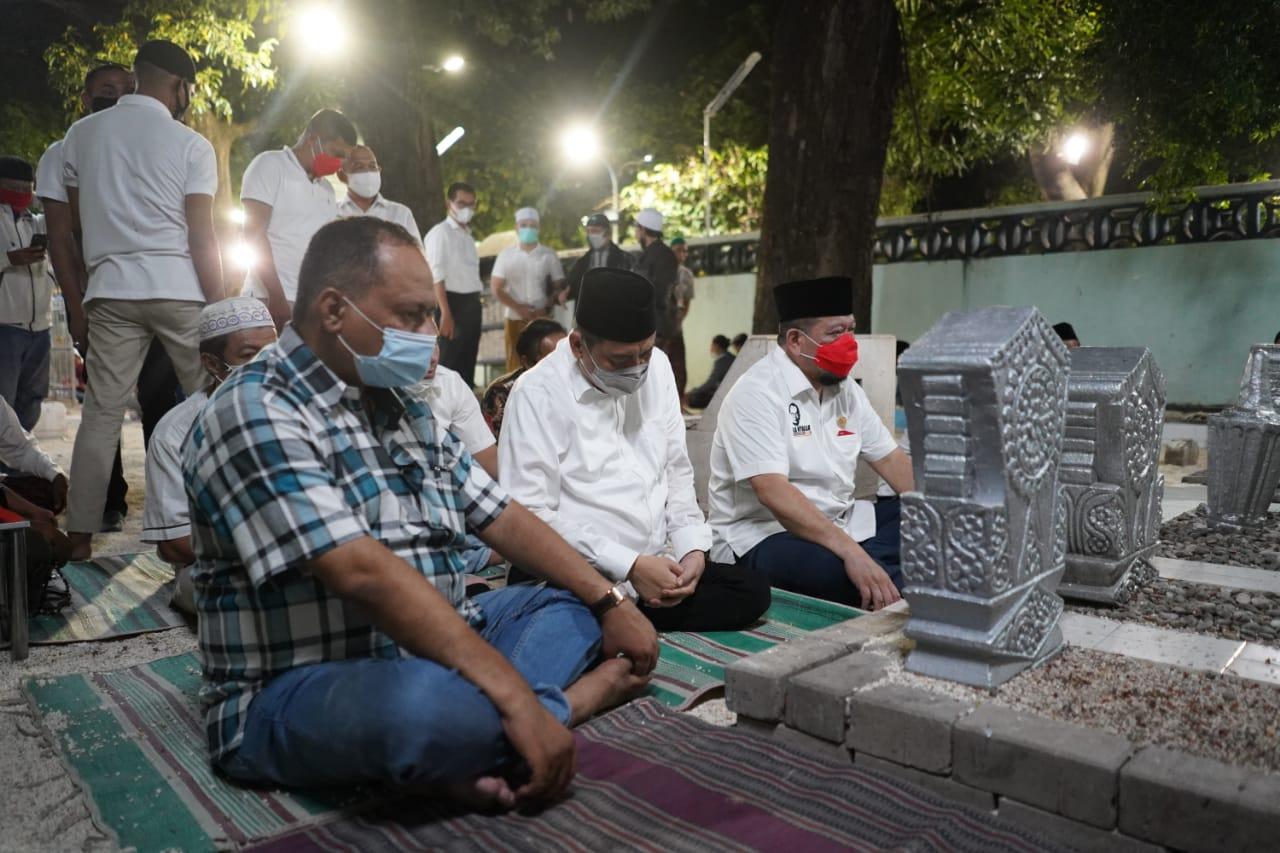 Cabup Kelana saat ziarah ke makam Sunan Ampel